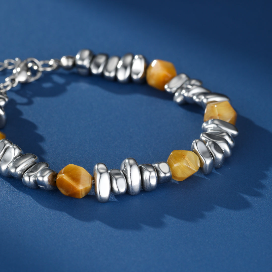 Bracelet homme Prisme Minéral avec des perles naturelles d'œil de tigre alternant avec des perles métalliques argentées facettées.