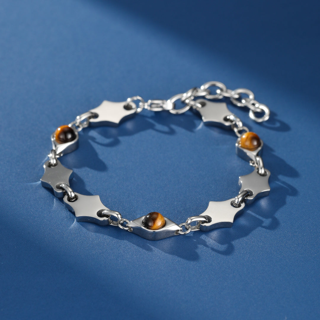 Bracelet masculin "Regard Solaire" en acier inoxydable avec des perles d'œil de tigre marron et des maillons argentés géométriques.
