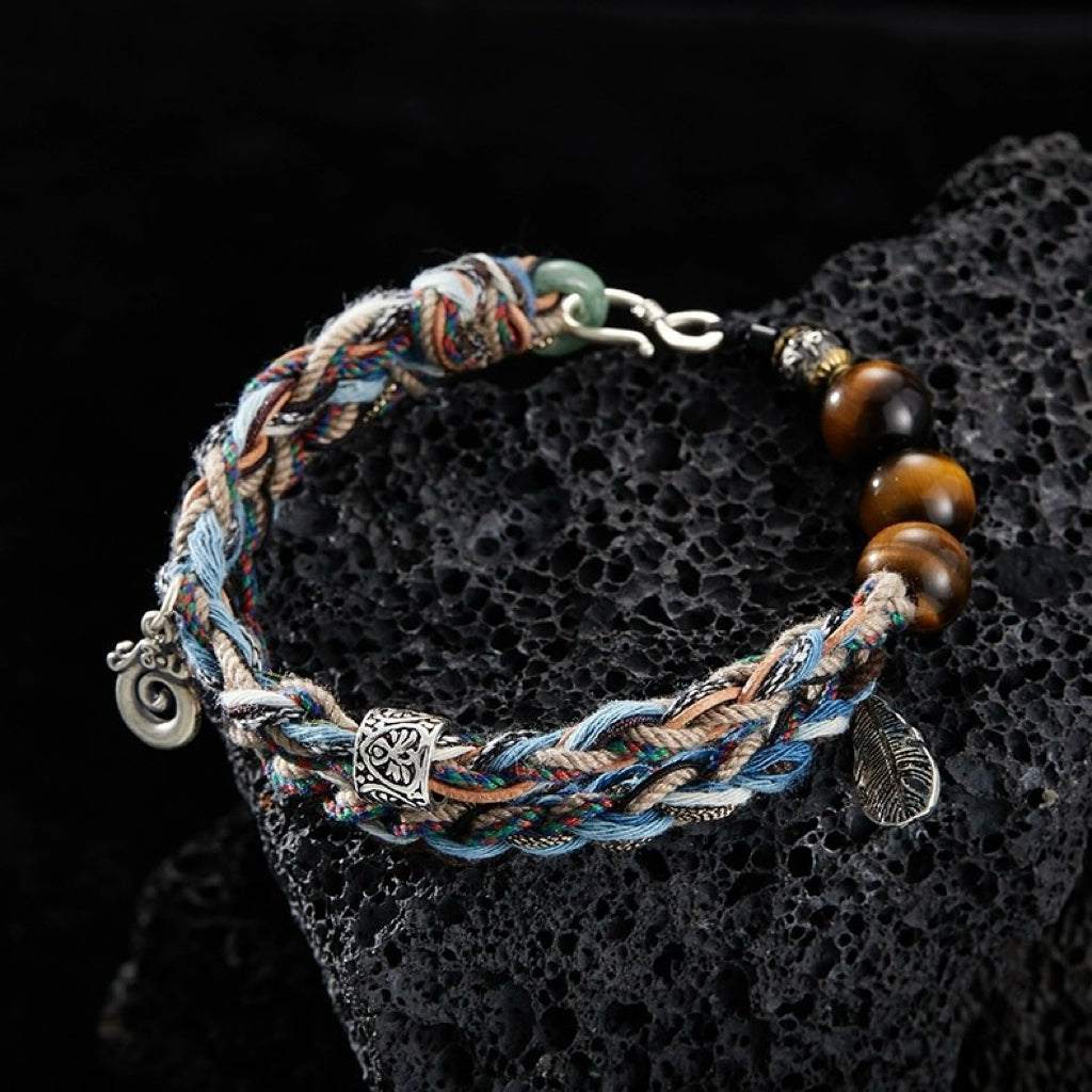 Bracelet tressé avec perles œil de tigre, breloque feuille et fermoir argenté, style aventurier