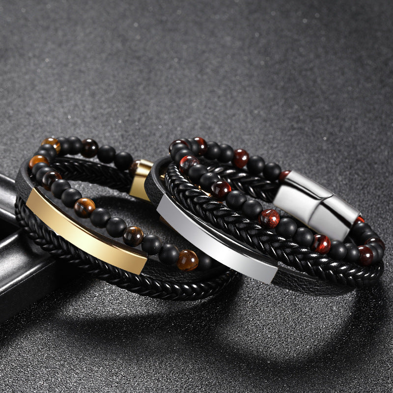 Deux bracelets masculins en cuir tressé noir, ornés de perles d'œil de tigre et de grenat, avec des fermoirs et des plaques métalliques dorés et argentés.
