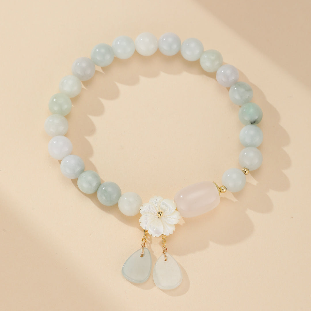 Bracelet élégant en jade blanc et agate ovale (11*14mm) avec pendentifs goutte d'eau et feuille. Favorise l'équilibre émotionnel, la confiance et le lien avec la nature. Bijou pour femme.
