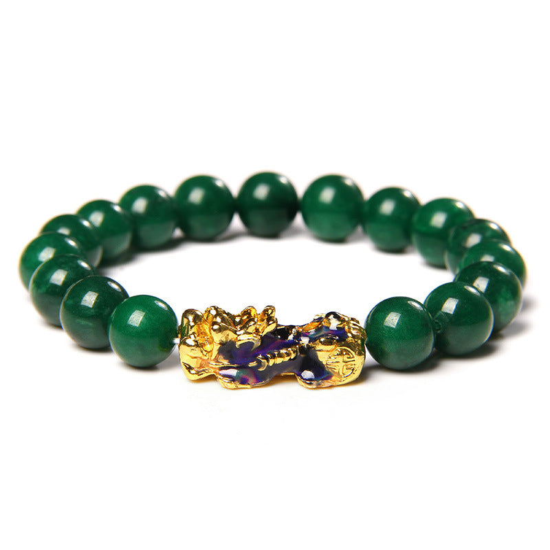 Bracelet fait de perles de jade vert profond avec une breloque dorée et bleue en forme de Pi Xiu au centre.