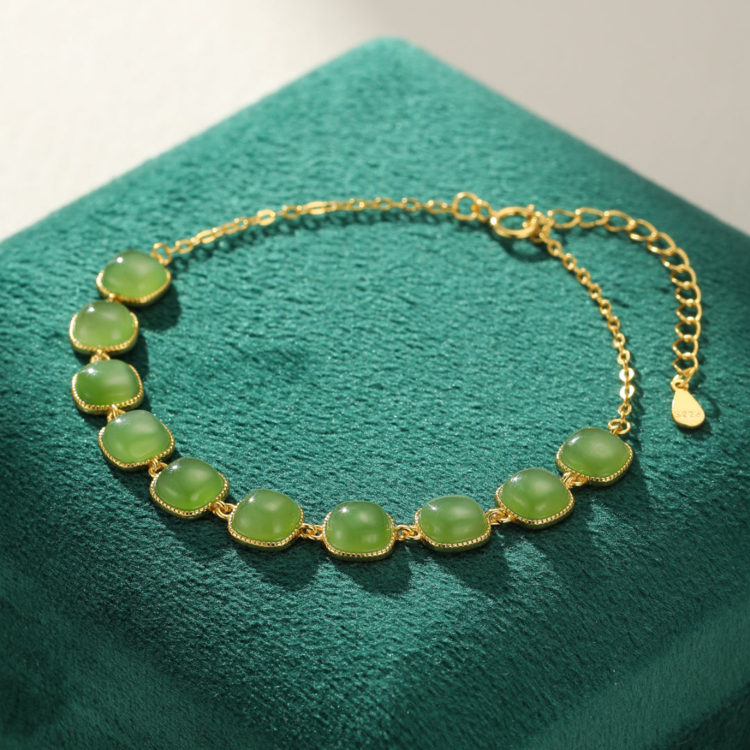 Bracelet jais vert émeraude avec perles rondes et chaîne fine plaquée or, fermoir réglable
