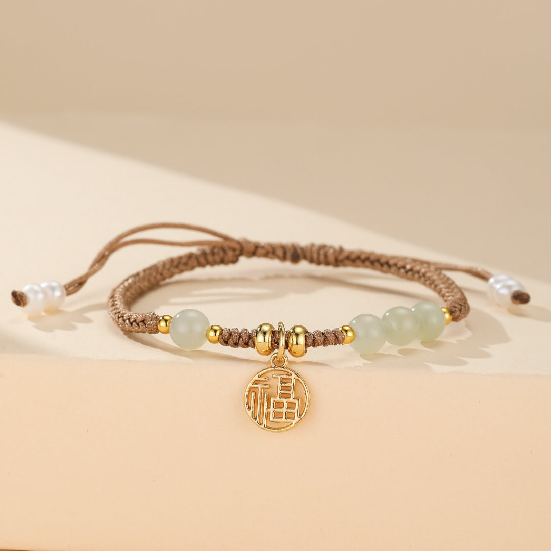 Bracelet de perles de jade vert avec pendentif 'Bonheur', un charme ethnique inspirant joie, chance et rassurance.