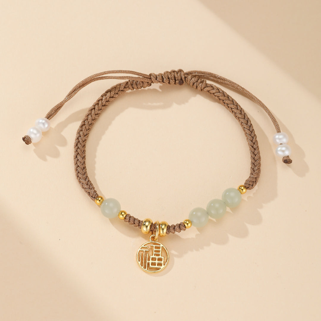Ensemble de trois bracelets Jade naturels (vert rond, donut blanc, pendentif Bonheur) pour prospérité, tranquillité et style.