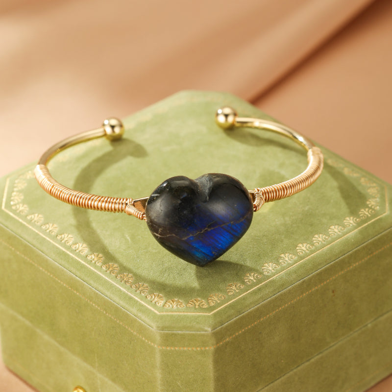 Bracelet jonc doré avec un pendentif en forme de cœur en labradorite bleue irisée