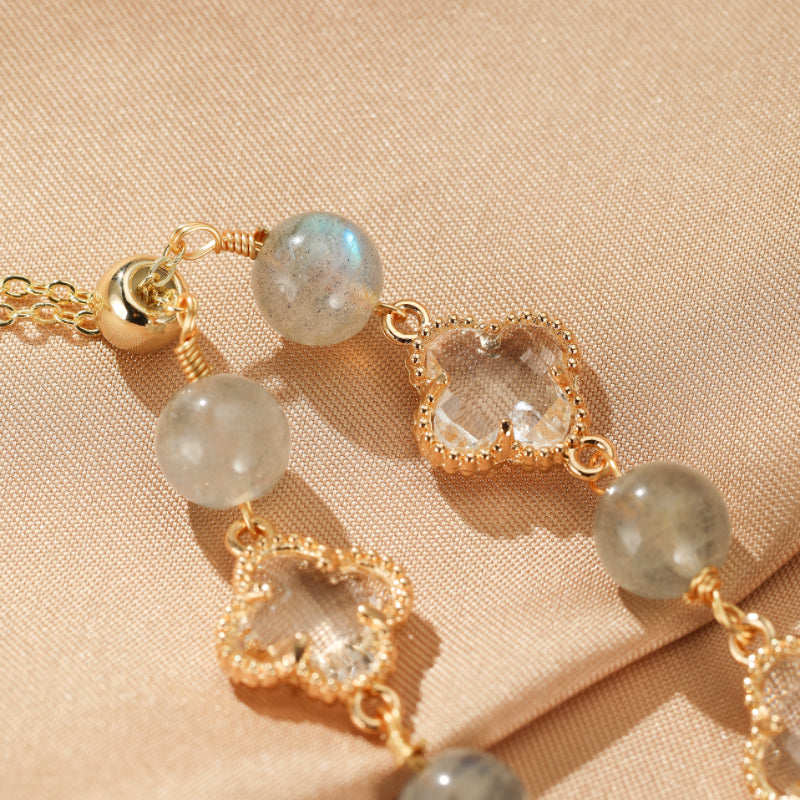 Bracelet en labradorite et cristal de roche avec pendentifs trèfle porte-bonheur et fermoir doré