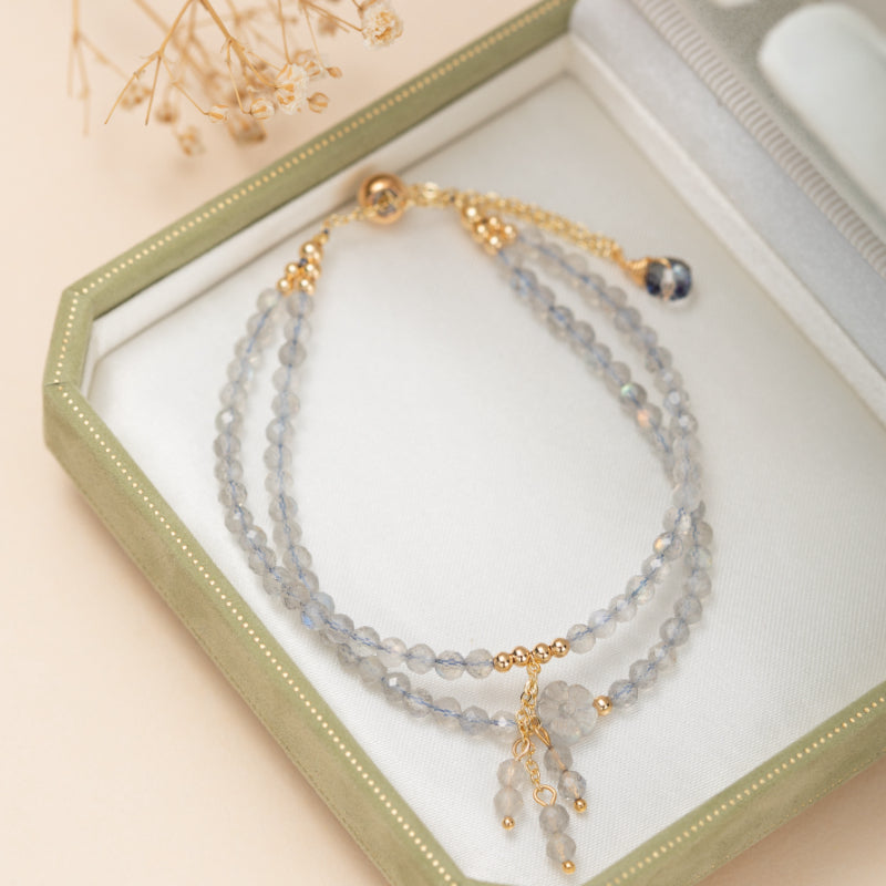 Bracelet Labradorite – Fleur Subtile, Élégance Allongée, Plaqué Or