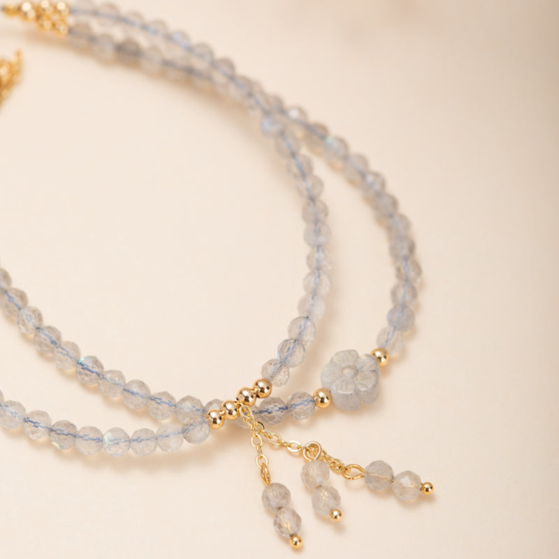 Bracelet Labradorite – Fleur Subtile, Élégance Allongée, Plaqué Or