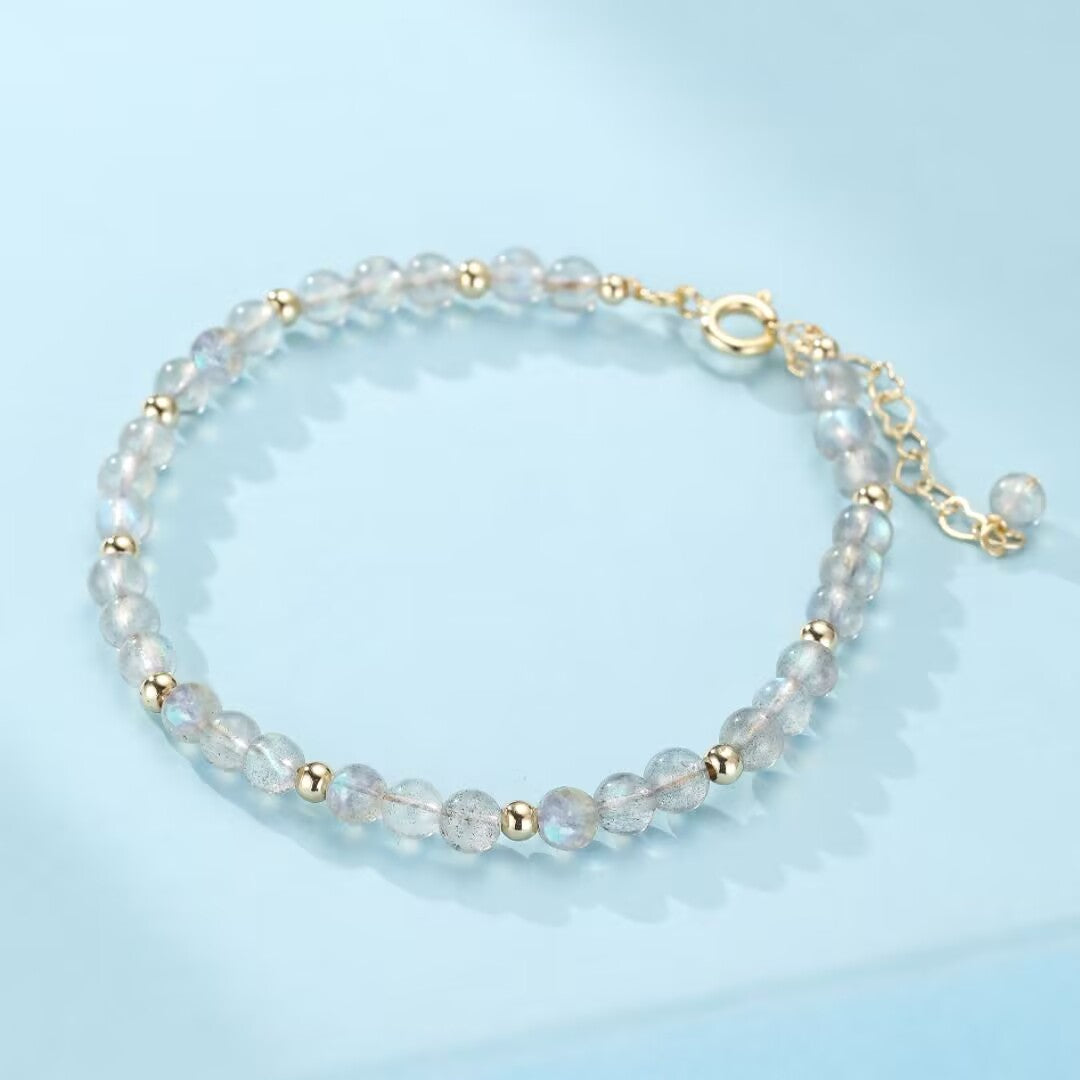 Bracelet en pierres naturelles de labradorite et perles dorées, fermoir ajustable.