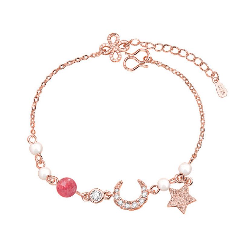 Bracelet en argent 925 plaqué or rose avec pendentifs lune, étoile, perles et une pierre rose.
