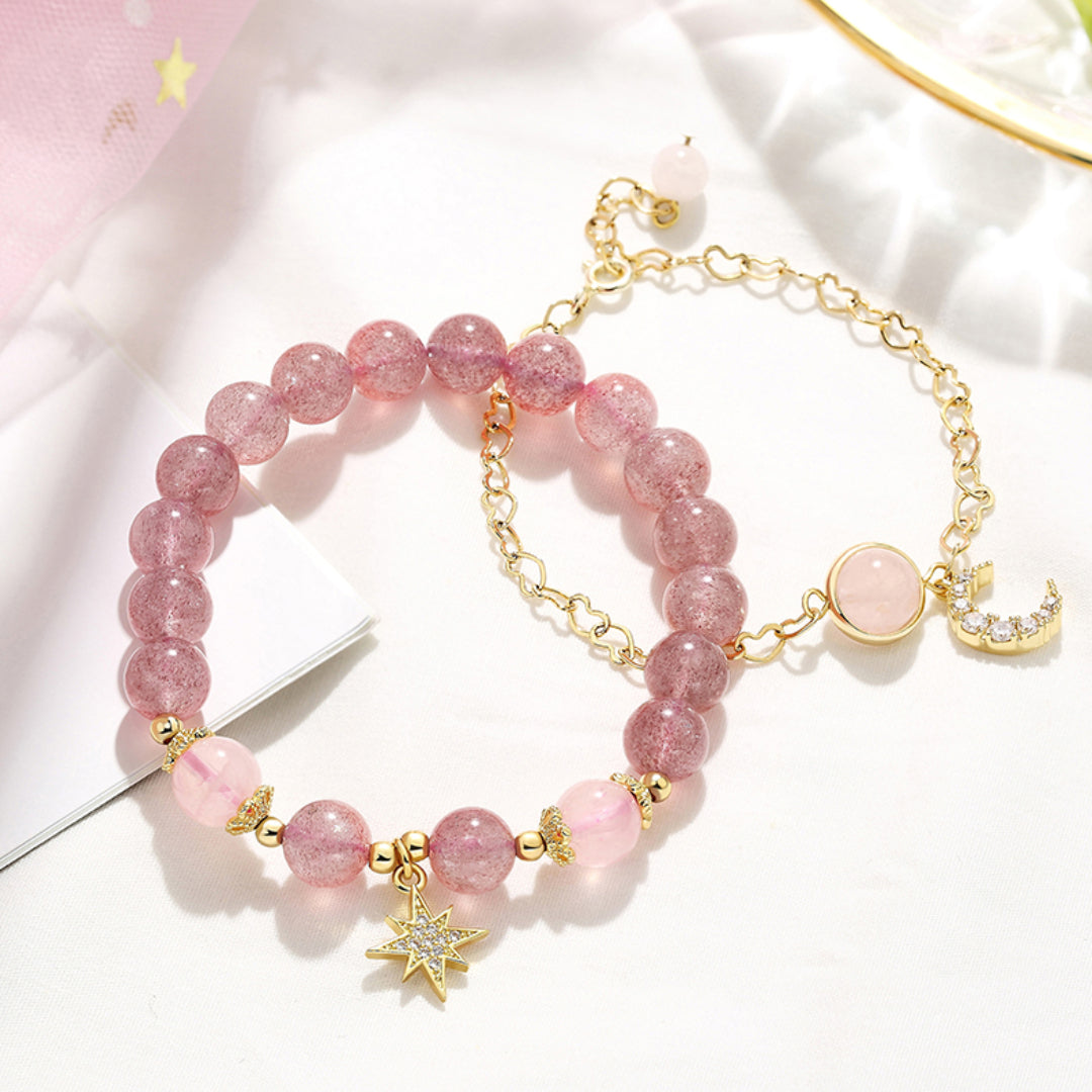 Deux bracelets féminins en quartz fraise rose, ornés de breloques en forme de lune et d'étoile scintillante, avec des perles dorées.