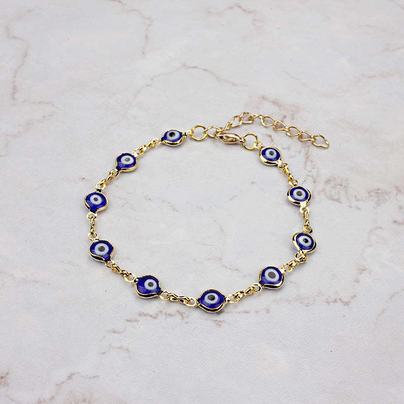 Bracelet Luna Guard avec des breloques œil bleu et doré sur fond marbre