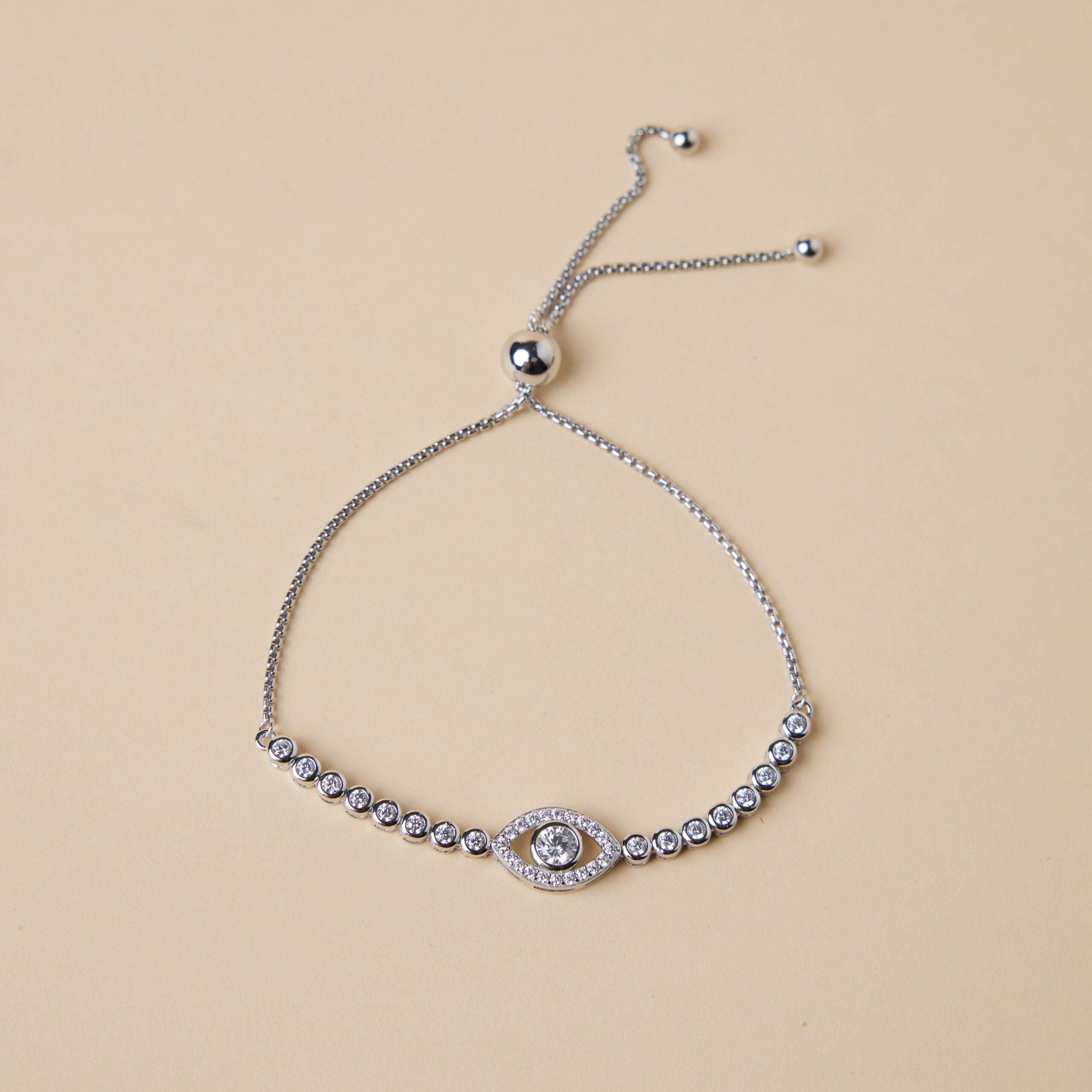 Bracelet "Mauvais Œil" en argent avec pendentif œil serti de cristaux et chaîne ajustable.