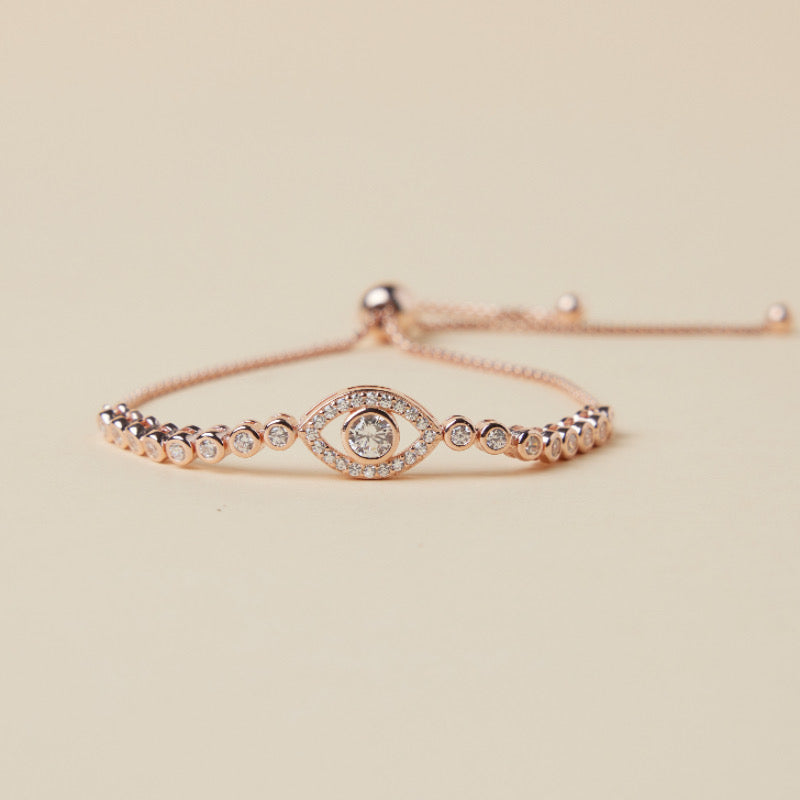 Bracelet œil de protection mystérieux en argent avec une chaîne fine et des diamants incrustés.