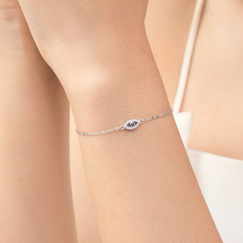 Bracelet fin en argent 925 avec un pendentif œil bleu et zirconium, symbole de protection.