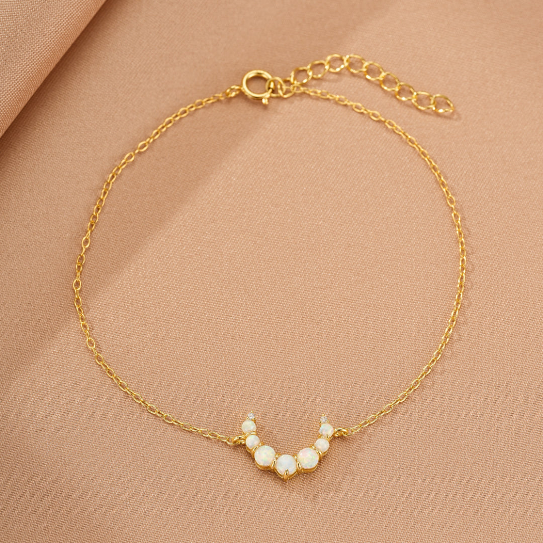 Bracelet fin en argent 925 plaqué or 18K, orné d'une rangée de petites opales blanches formant un arc de lune