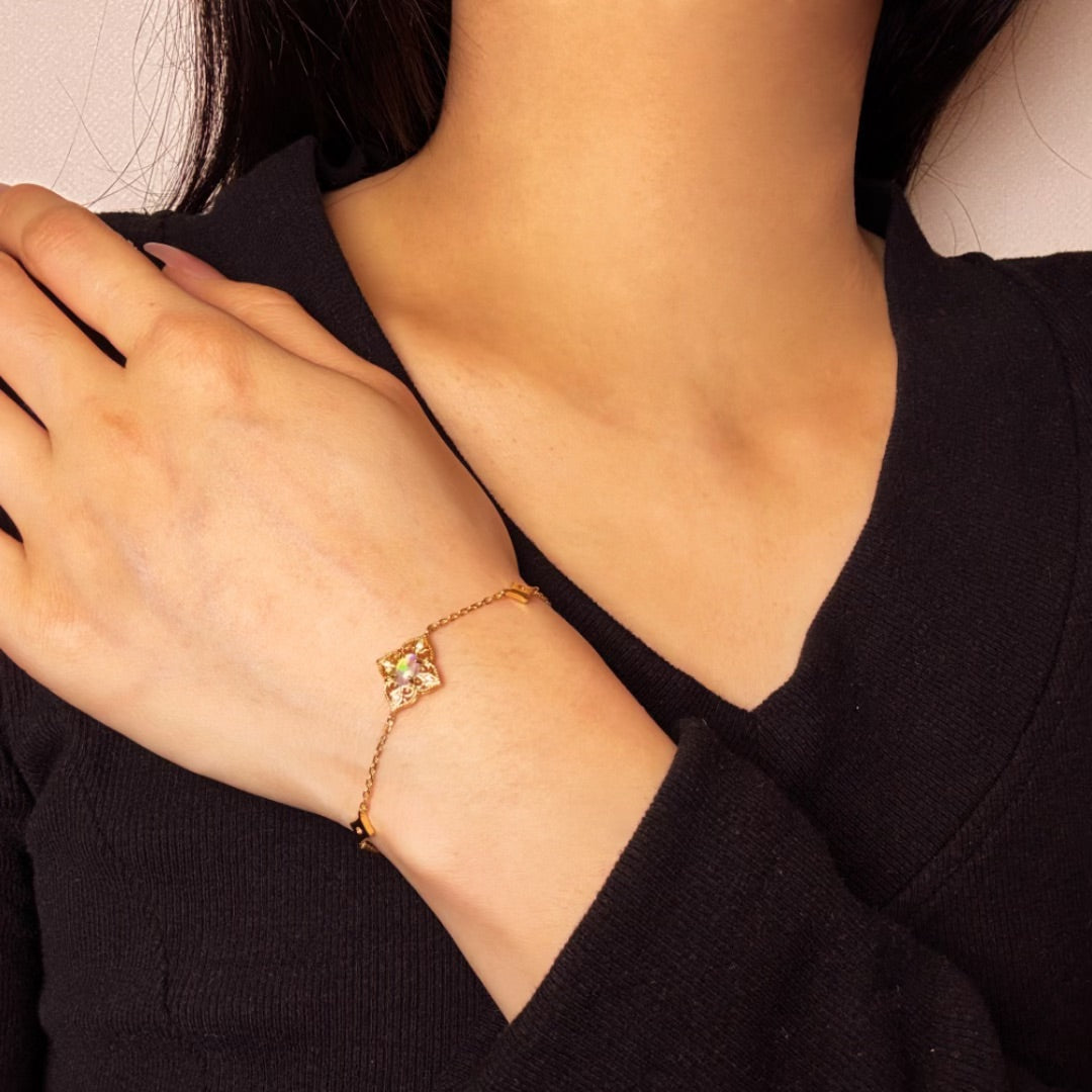 Bracelet Bohème en argent plaqué or 10K avec une opale centrale et des petites perles dorées.
