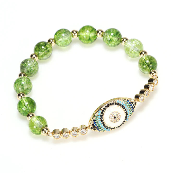 Bracelet en peridot vert et œil du mal serti de zircons sur fond blanc