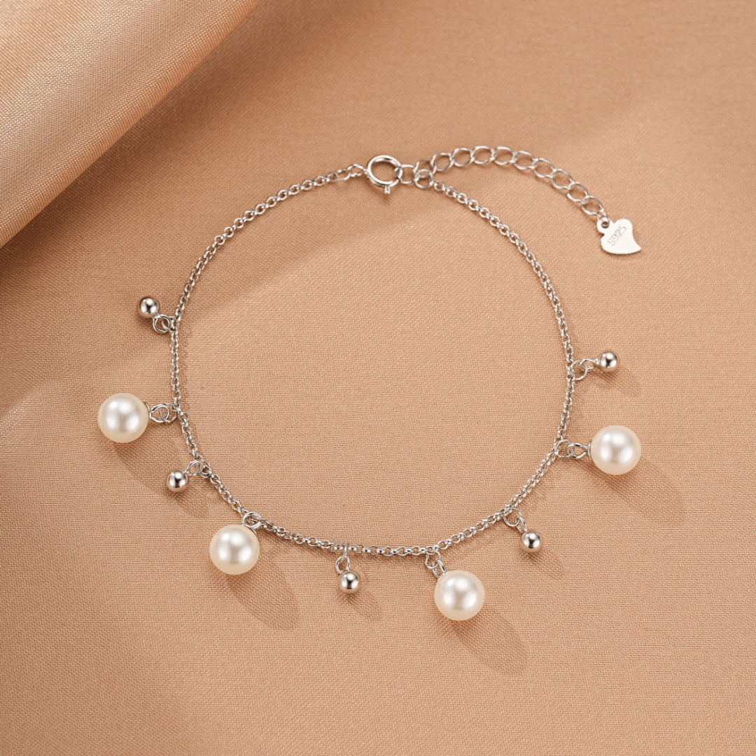 Bracelet en argent 925 avec des perles blanches et de petites billes argentées, fermoir ajustable et breloque en forme de cœur
