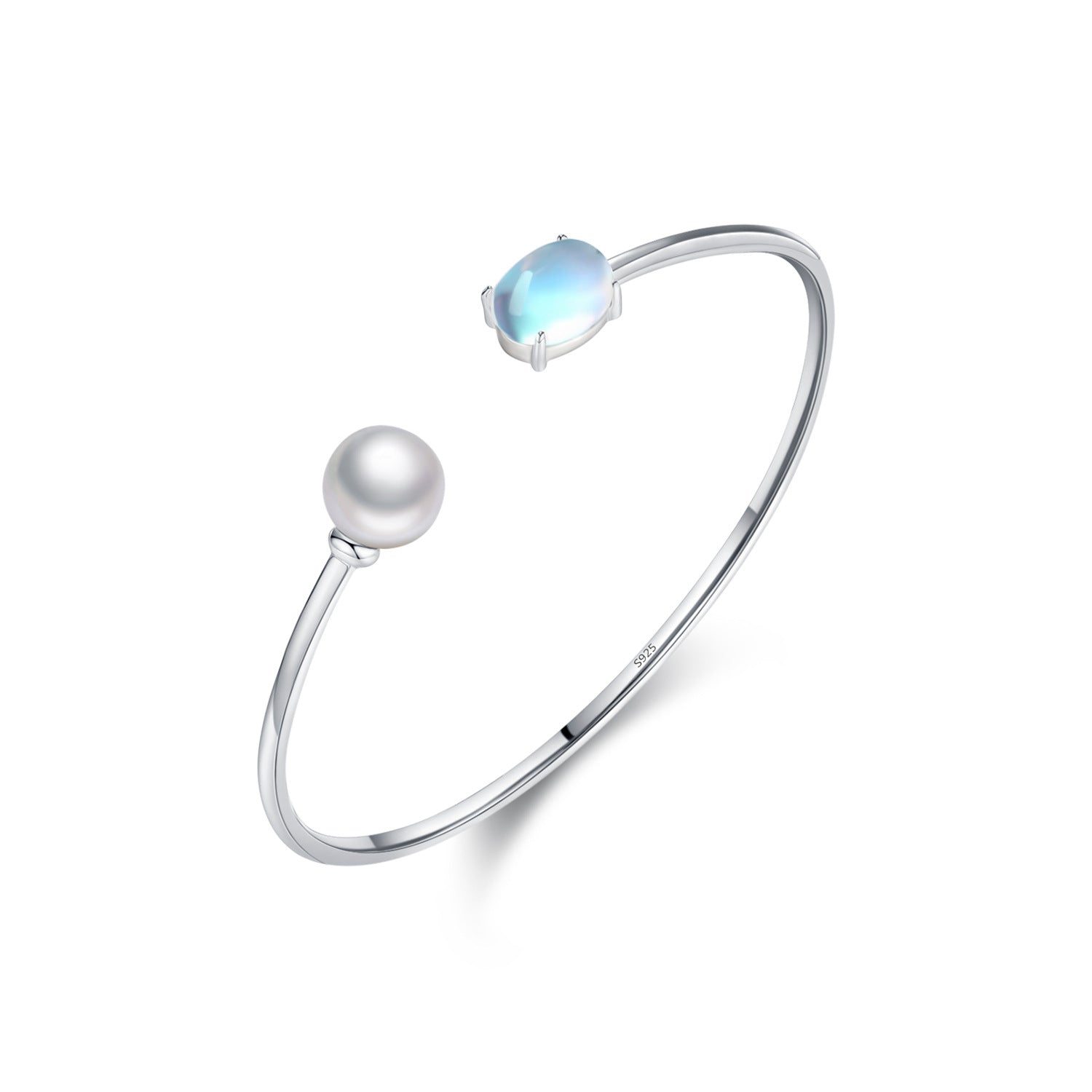Bracelet jonc ouvert en argent 925 avec une pierre de lune ovale bleu et une perle blanche.