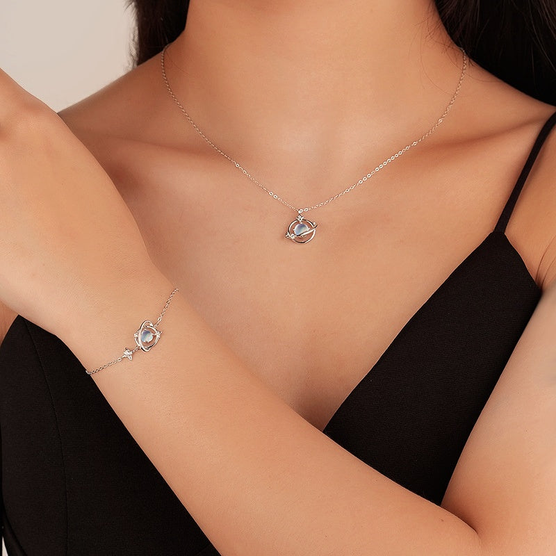 Bracelet en argent 925 avec une pierre de lune bleue et des étoiles, inspiré de l'espace, porté par une femme.