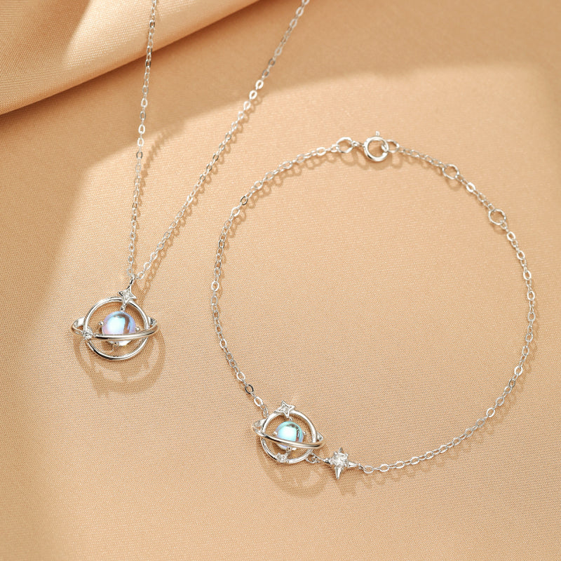 Bracelet en argent 925 avec une pierre de lune bleue irisée en forme de planète et une étoile, style cosmique.