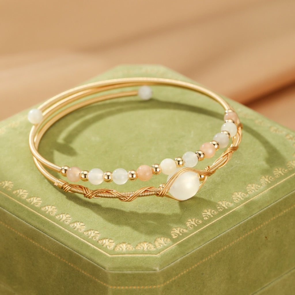 Bracelet jonc plaqué or 14K avec pierre de lune centrale, perles roses et blanches, design double fil torsadé