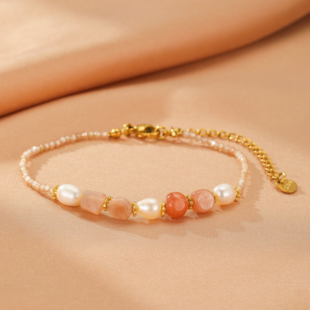Bracelet Harmonie Radieuse en pierre de soleil et perles d'eau douce, avec fermoir doré et chaîne ajustable, bijou fantaisie élégant.