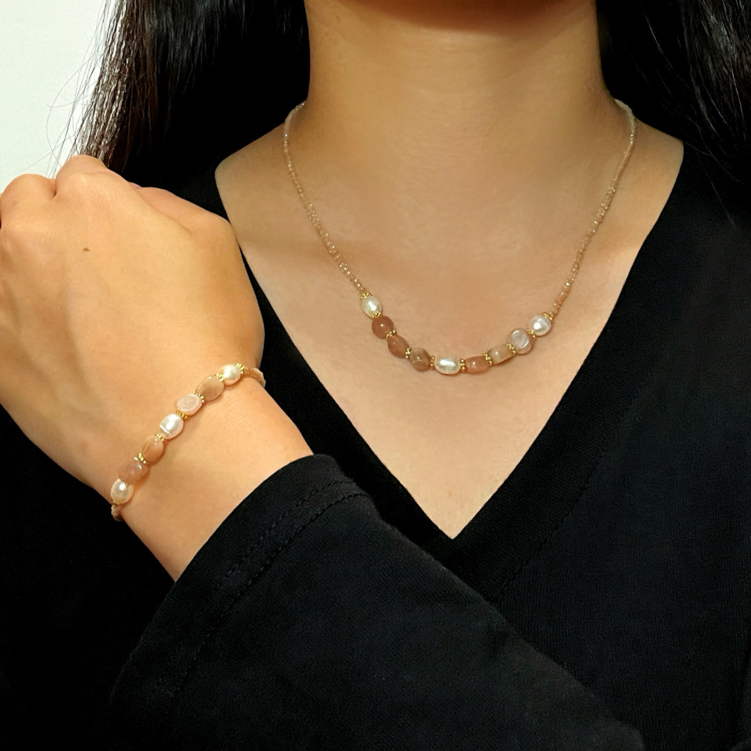 Bracelet "Harmonie Radieuse" en pierre de soleil et perles d'eau douce, monté sur une chaîne délicate.