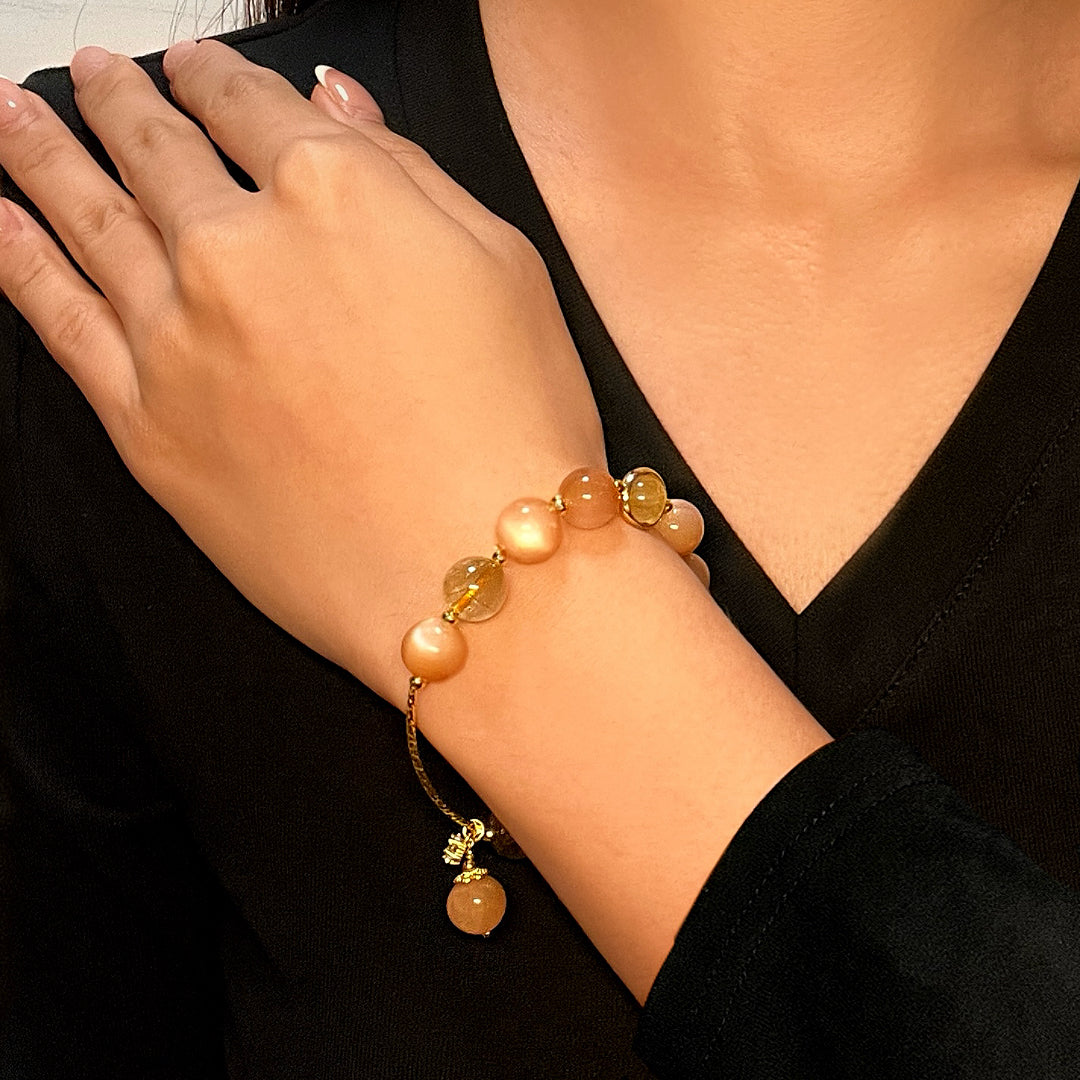 Bracelet en pierres de soleil et citrine, avec une breloque en forme de goutte
