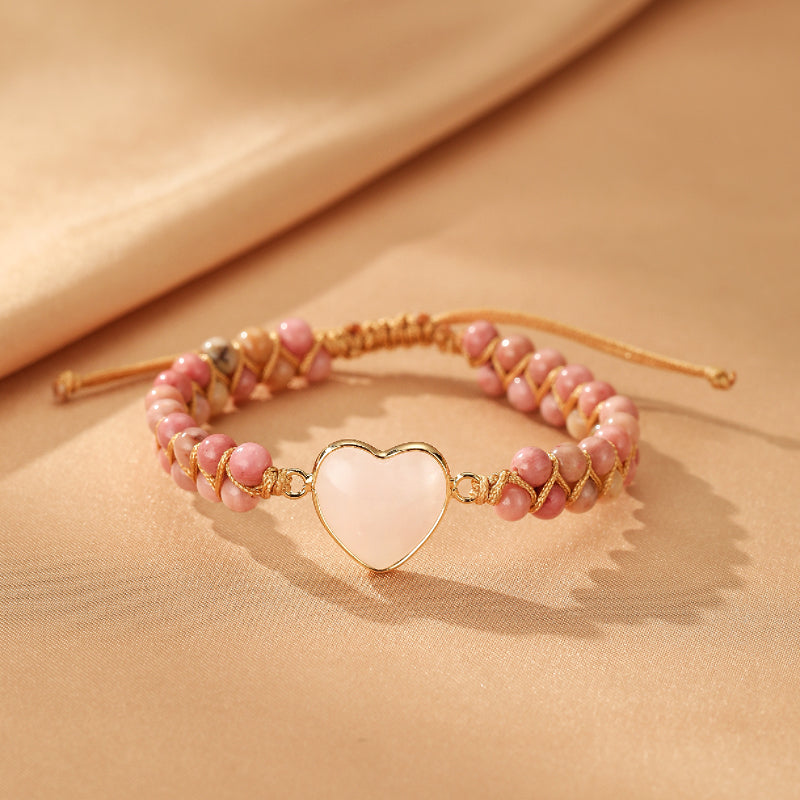 Bracelet en quartz rose avec un pendentif en forme de cœur, perles roses et cordon tressé doré.