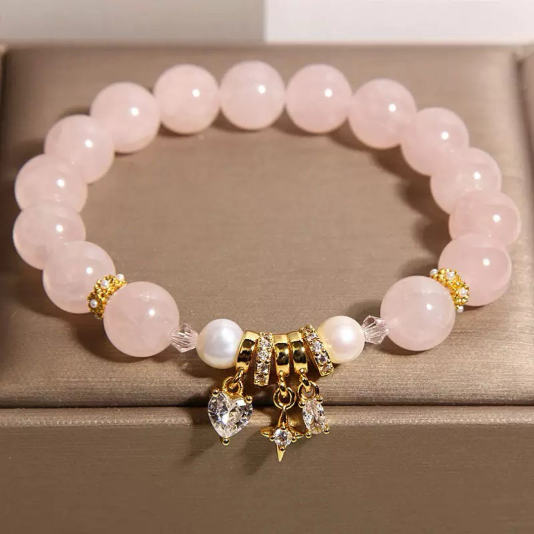 Bracelet en quartz rose et perles avec breloques en forme de cœur et d'étoile, accents dorés et cristaux.