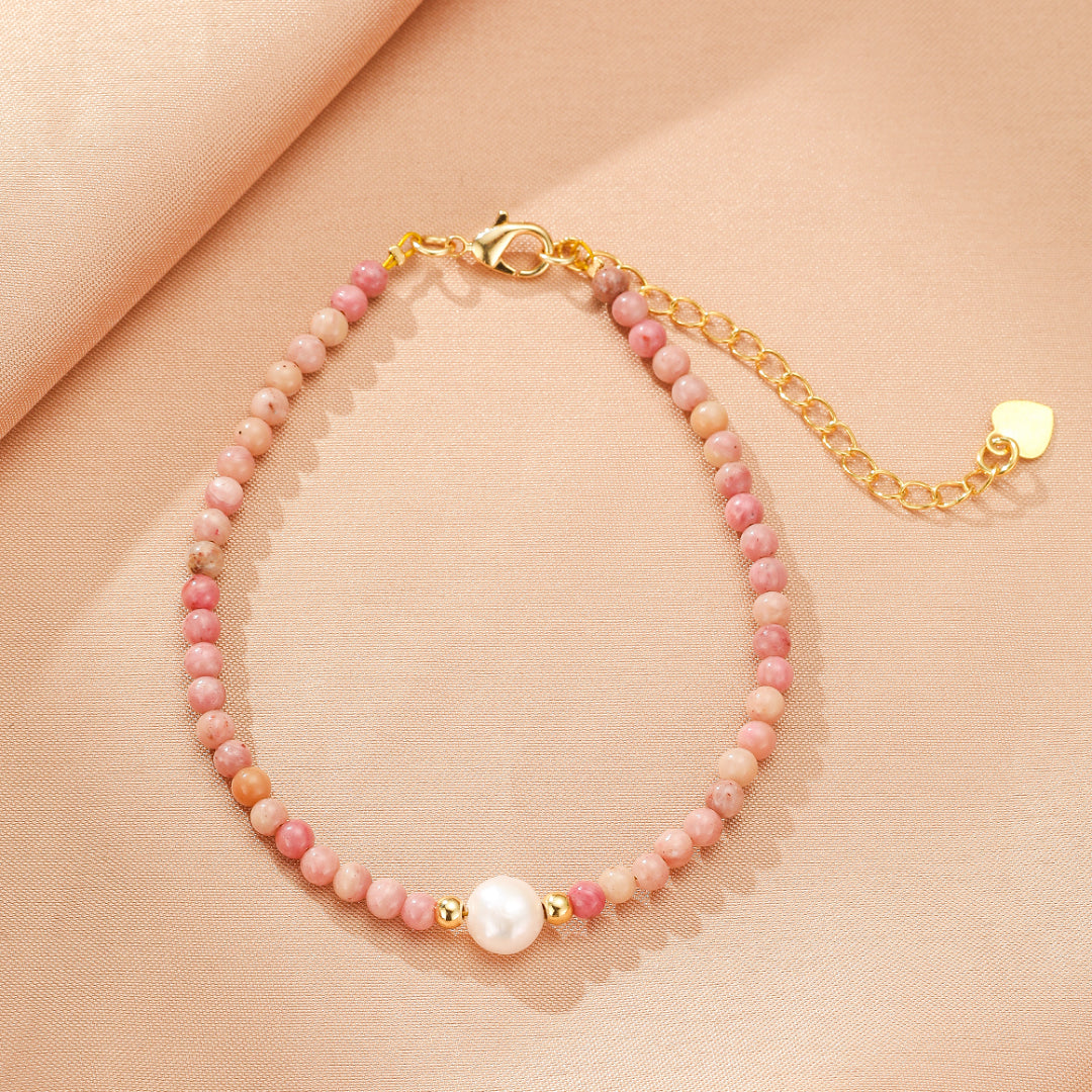 Bracelet délicat en rhodonite rose et perles nacrées avec fermoir mousqueton doré et breloque en forme de cœur