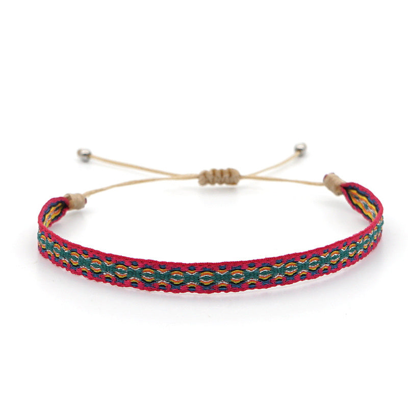 Bracelet Tibétain Trio – Bénédiction avec un motif ethnique rouge, vert et jaune sur cordon réglable beige.