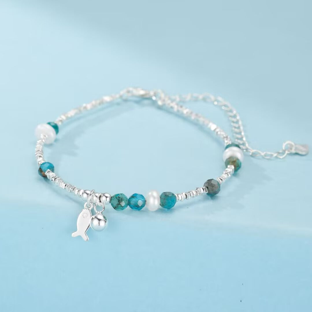 Bracelet en argent 925 avec des perles bleues, des perles blanches et un pendentif poisson