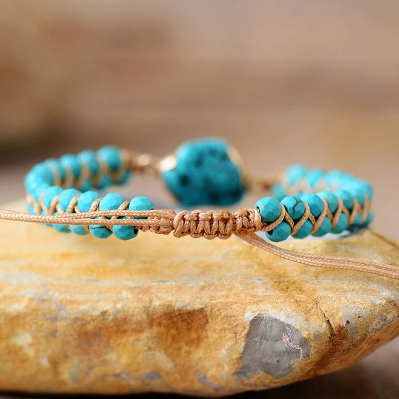 Bracelet en fil d'amour avec des perles turquoise et un fermoir en argent plaqué or.
