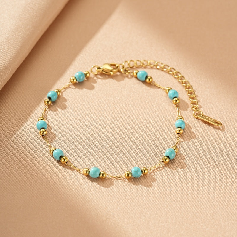 Bracelet en or plaqué avec de petites perles turquoise et des perles dorées, fermoir mousqueton