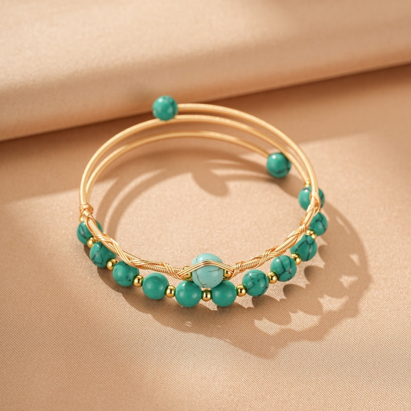 Bracelet double rangs en turquoise naturelle et perles dorées, monté sur fil métallique doré torsadé.