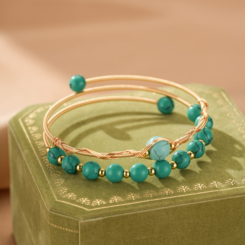 Bracelet jonc doré avec pierres turquoise naturelles et perles dorées, style bohème.