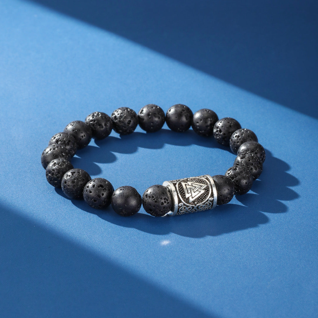 Bracelet Viking en pierre de lave noire avec un fermoir cylindrique argenté orné du symbole Valknut.