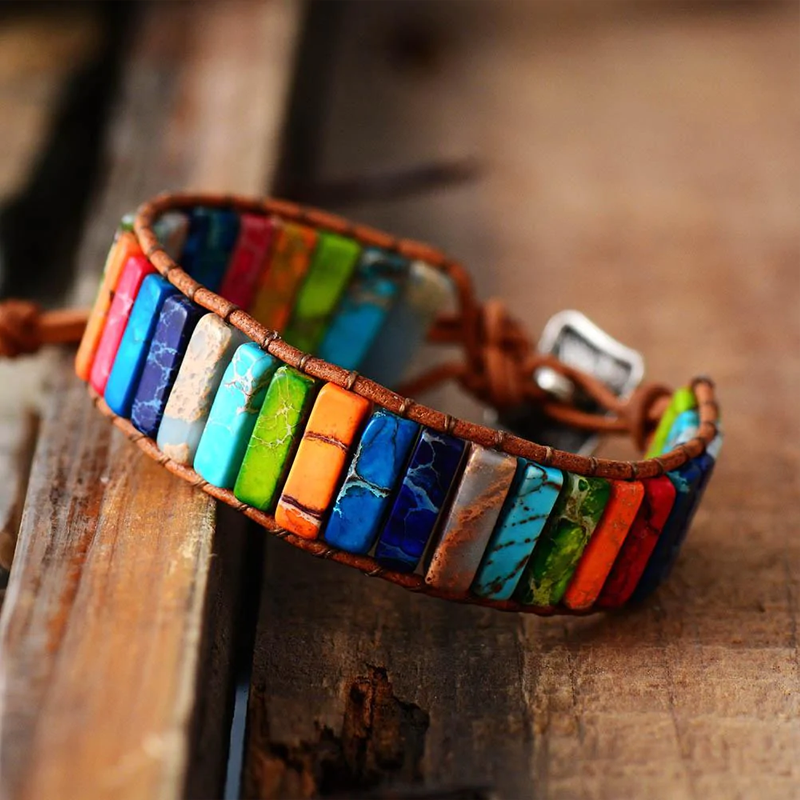 Bracelet Wrap Harmonie en pierres naturelles multicolores des 7 Chakras, monté sur cuir marron avec fermoir argenté.