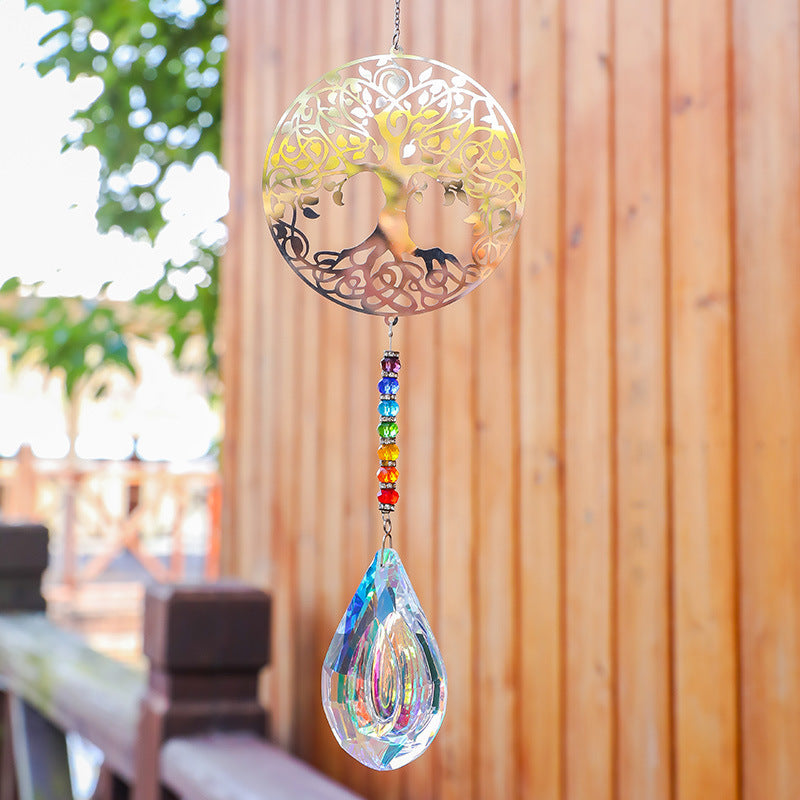 Capteur de soleil Arbre de Vie avec des perles arc-en-ciel et un cristal de roche en forme de goutte.