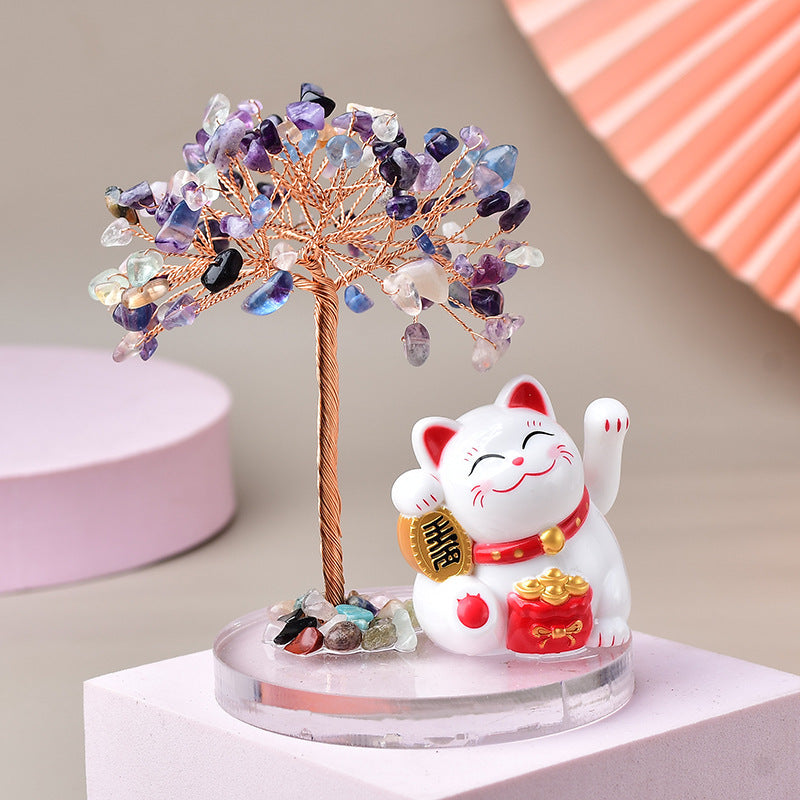 Arbre de vie décoratif en pierres naturelles multicolores et fil de cuivre, avec une statuette de chat Maneki-neko blanc tenant une pièce d'or et un sac de trésor.