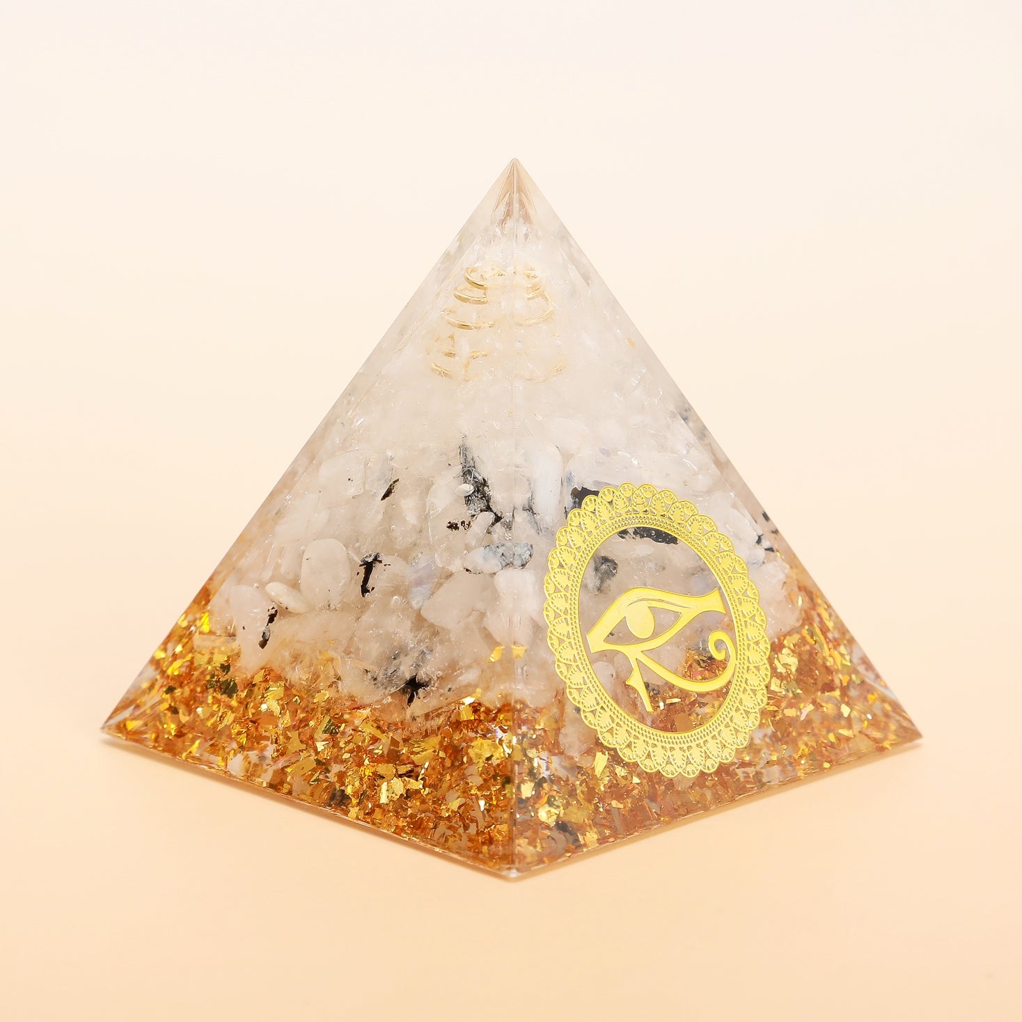 Clarté Protectrice – Pyramide Orgonite Œil Oudjat en Quartz Clair