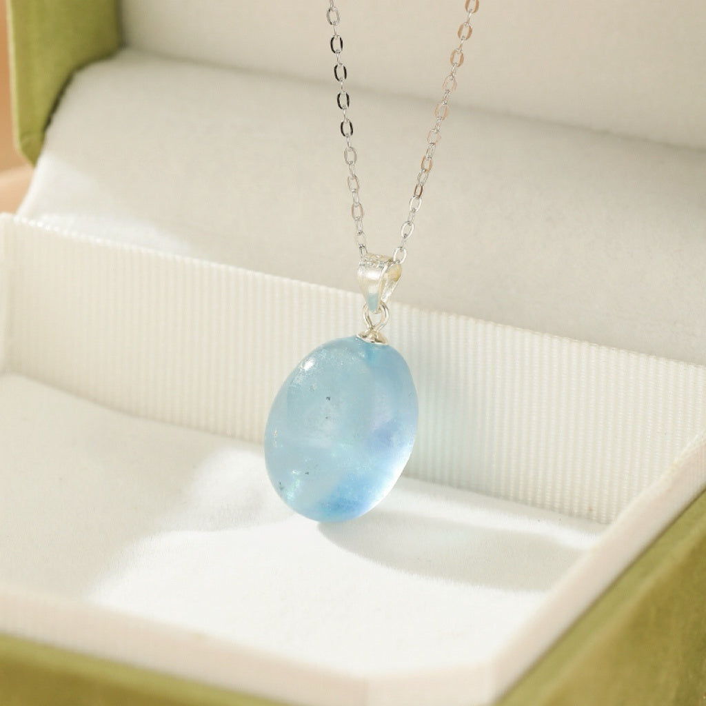 Collier en argent 925 avec une pierre d'aigue-marine naturelle de forme ovale, couleur bleu clair, suspendue à une fine chaîne.