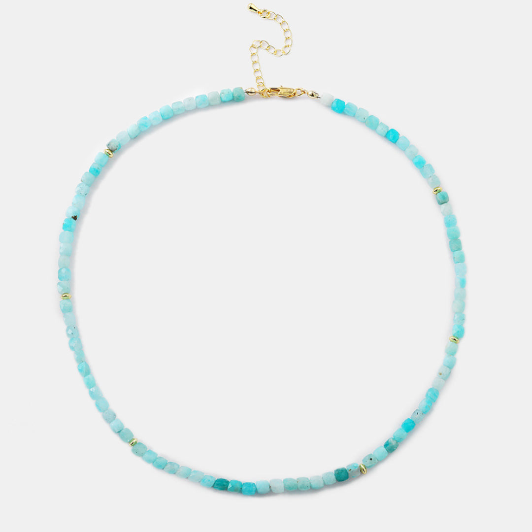 Collier ras du cou en amazonite bleue et turquoise, rehaussé de petites perles dorées et d'une chaîne d'extension dorée.