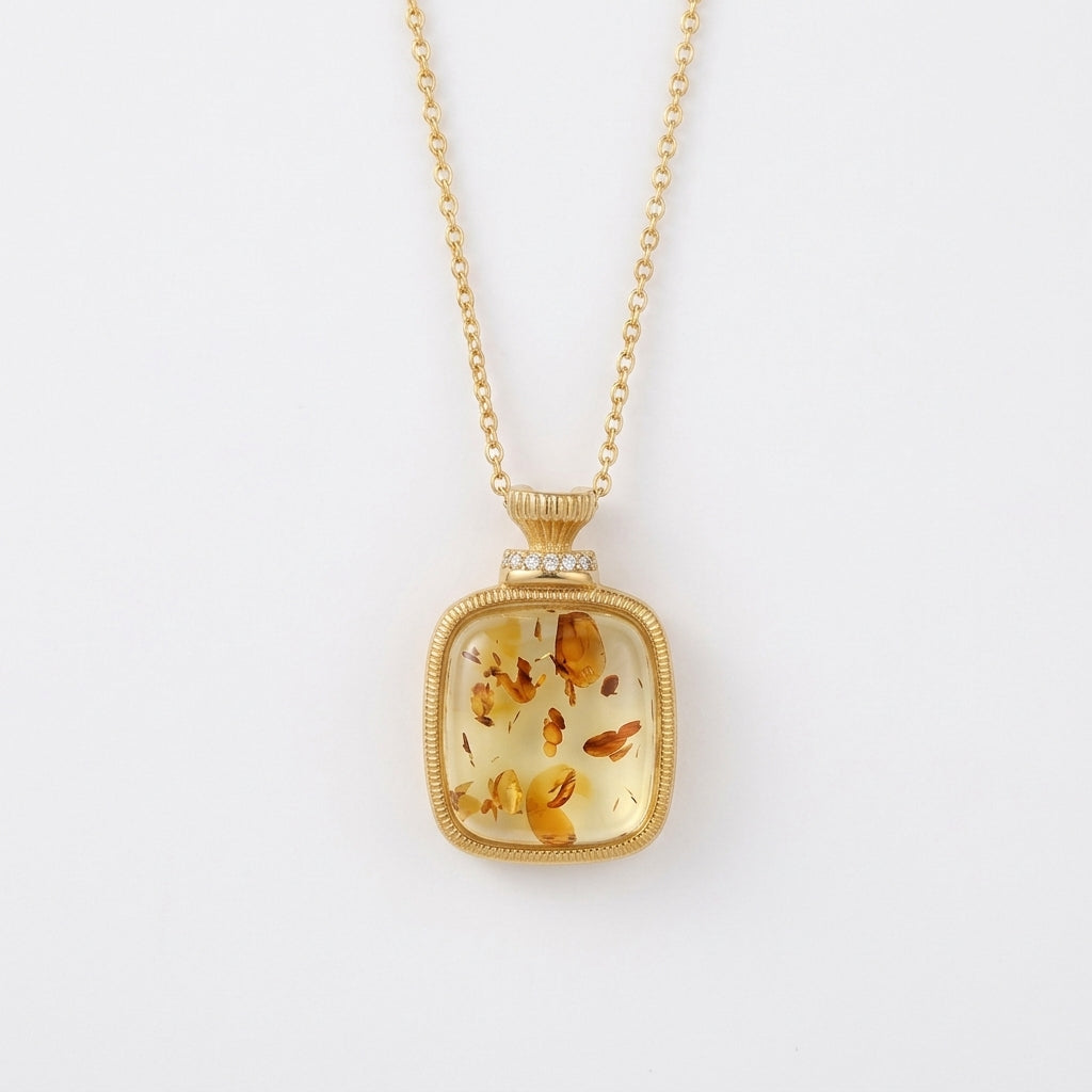 Collier Ambre Instant Capturé avec pendentif rectangulaire en argent plaqué or et détails de zircons
