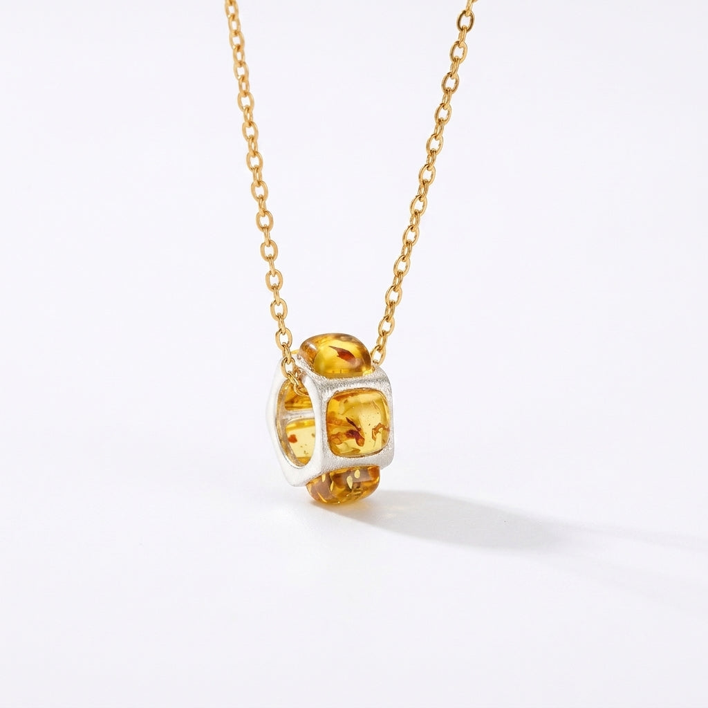 Collier Ambre Soleil d’Automne en argent avec pendentif circulaire orné de perles d'ambre naturel aux tons dorés sur fond blanc