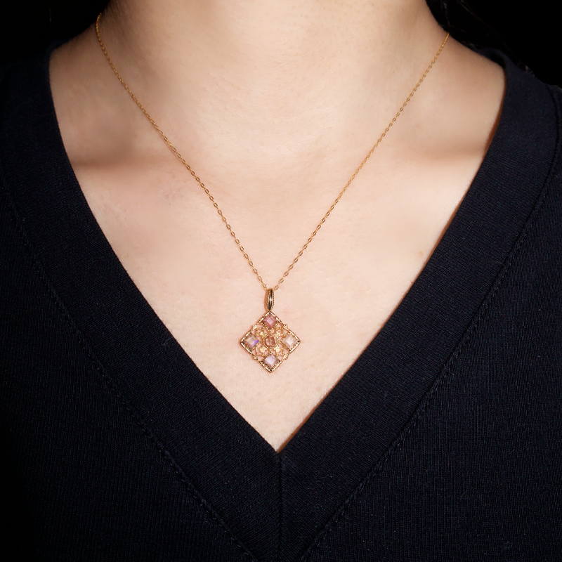 Collier avec pendentif mosaïque carré orné de pierres naturelles aux reflets roses et violets, monté sur une chaîne fine en argent plaqué or.